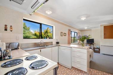 Lake Vista at Two Mile Bay- Taupo Central Holiday Home