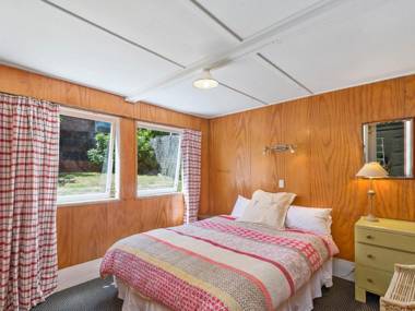 Copper Beech Cottage - Wharewaka Holiday Home