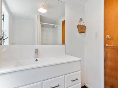 Copper Beech Cottage - Wharewaka Holiday Home