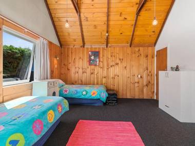 Copper Beech Cottage - Wharewaka Holiday Home