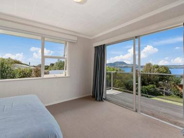 Lofty Lakeviews - Acacia Bay Holiday Home