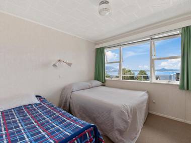 Lofty Lakeviews - Acacia Bay Holiday Home