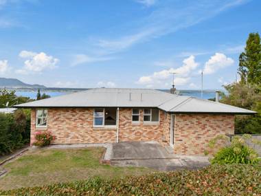 Lofty Lakeviews - Acacia Bay Holiday Home
