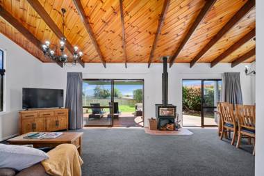 Blue Velvet Cottage - Lake Taupo Holiday Home