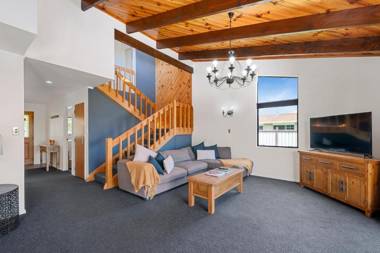 Blue Velvet Cottage - Lake Taupo Holiday Home