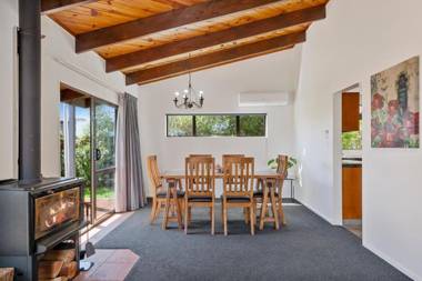 Blue Velvet Cottage - Lake Taupo Holiday Home