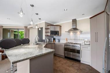 Scenic Solitude - Wake up to Lake and Mountain Views!