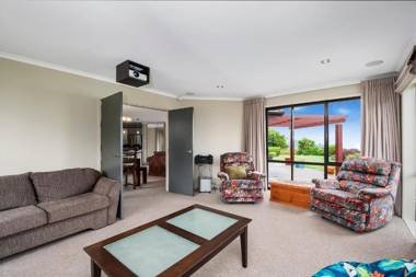 Scenic Solitude - Wake up to Lake and Mountain Views!