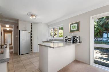 Krissell Castle - Acacia Bay Holiday Home