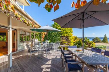 Pokaka Lake House - Wharewaka Holiday Home