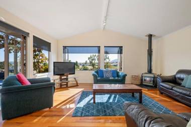 Pokaka Lake House - Wharewaka Holiday Home