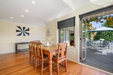 Pokaka Lake House - Wharewaka Holiday Home