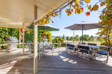 Pokaka Lake House - Wharewaka Holiday Home