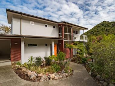Te Wharepuni - Tata Beach Holiday Home