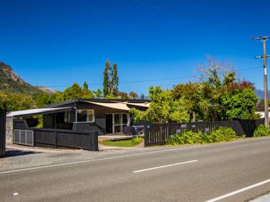 Pukeko Cottage - Pohara Holiday Home