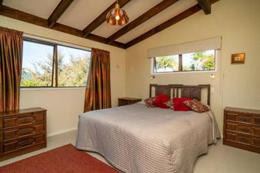 5 o'clock Somewhere - Tairua Holiday Home