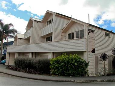 Hananui Lodge and Apartments