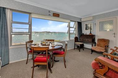 Russell Beachfront Home - Russell Holiday Home