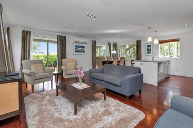 Russell Cottages - Russell Holiday Home