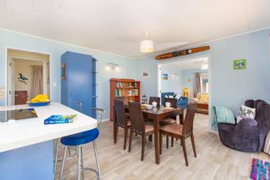 Calypso Cottage with Wifi - Raglan Holiday Home