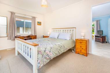 Calypso Cottage with Wifi - Raglan Holiday Home