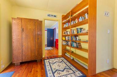 The Big Round Window - Raglan Holiday Home