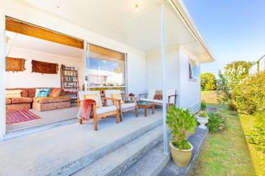 Lorenzen Bay Bungalow - Raglan Holiday Home