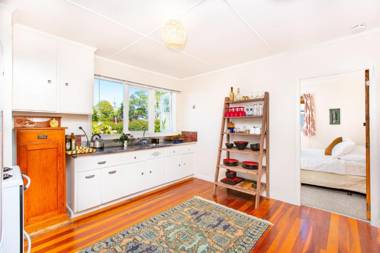 Lorenzen Bay Bungalow - Raglan Holiday Home
