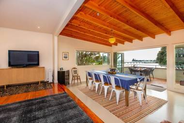 Waterfront Bach - Raglan Bach