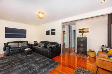 Waterfront Bach - Raglan Bach