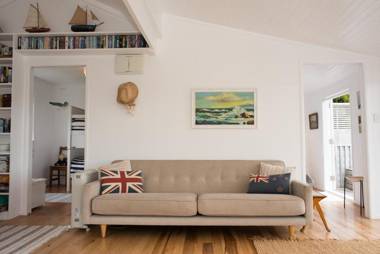 Bay View Beach House - Raglan Holiday Home