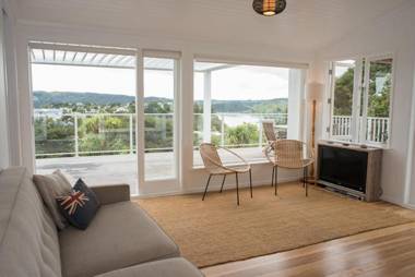 Bay View Beach House - Raglan Holiday Home