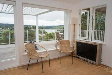 Bay View Beach House - Raglan Holiday Home