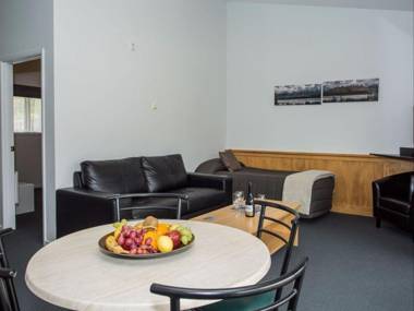 Clearbrook Motel & Serviced Apartments
