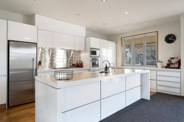 Infinity Views - Modern Wanaka Holiday Home