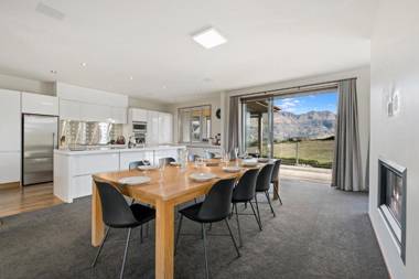 Infinity Views - Modern Wanaka Holiday Home
