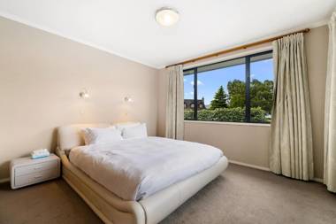 Hilltop Blue Views - Wanaka Holiday Home