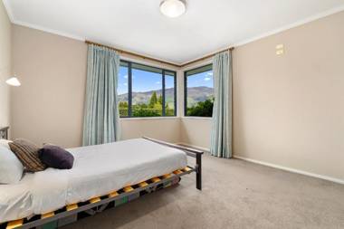 Hilltop Blue Views - Wanaka Holiday Home