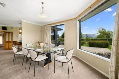 Hilltop Blue Views - Wanaka Holiday Home