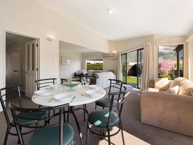 Downtown Wanaka - Wanaka Holiday Home