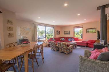 UPTO172 - Central Wanaka Retreat Close to the Lake