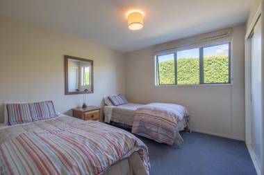 UPTO172 - Central Wanaka Retreat Close to the Lake