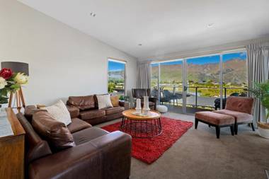 Kings View - Wanaka Holiday Home