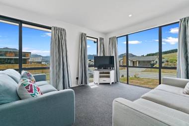 Aubrey Views - Wanaka Holiday Home