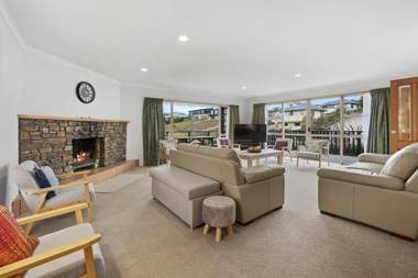 Scaife Place Lodge - Wanaka Holiday Home