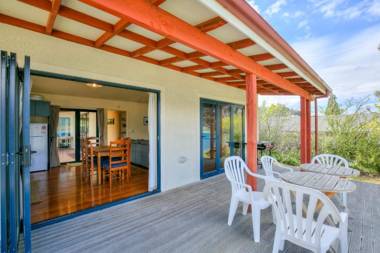 The Lakefront Gem - Wanaka Holiday Home