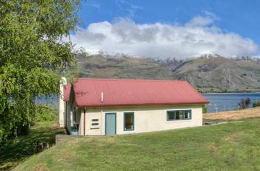 The Lakefront Gem - Wanaka Holiday Home