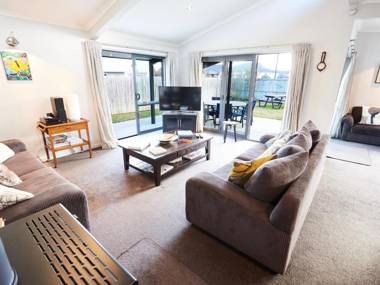 Juno Escape - Wanaka Holiday Home