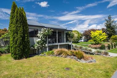 Lake and Mountain Views - Wanaka Holiday Home