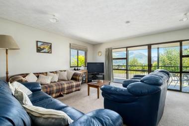 Lake and Mountain Views - Wanaka Holiday Home